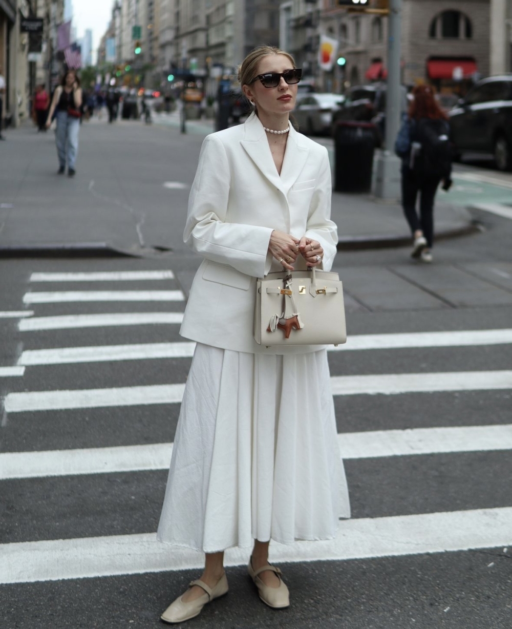 簡單搭個西裝外套就能時髦出門。