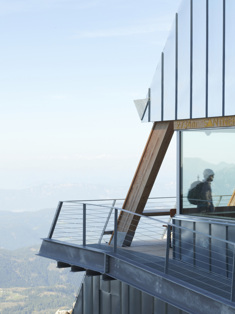 山屋內可以容納40人，原始的木頭結構被鍍鋅的金屬板覆蓋