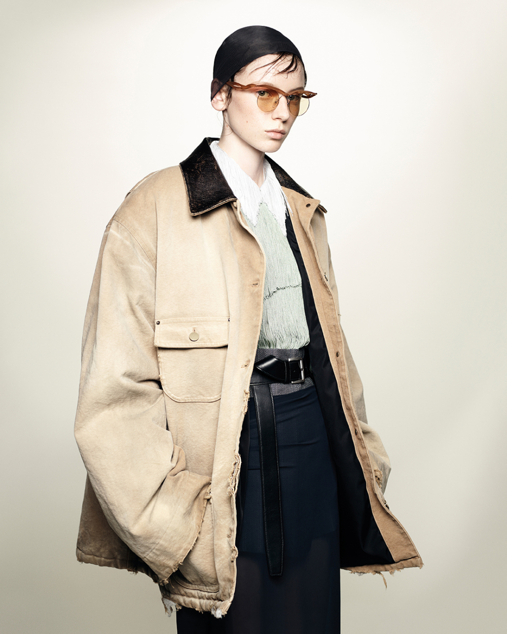 Prada搭配及膝長裙與寬皮帶的造型