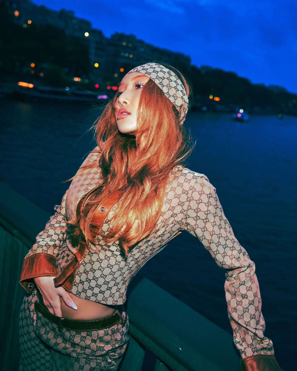 華莎展現了時髦、慵懶卻獨樹一幟的「華莎style」