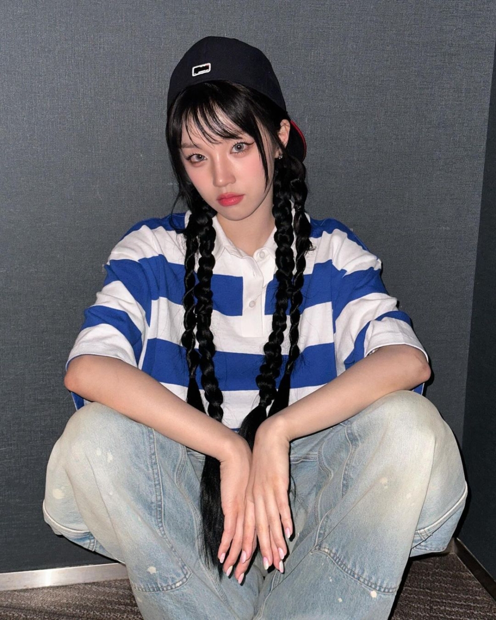 搭配一條寬鬆牛仔褲，展現出一種隨性不羈的小男孩運動風