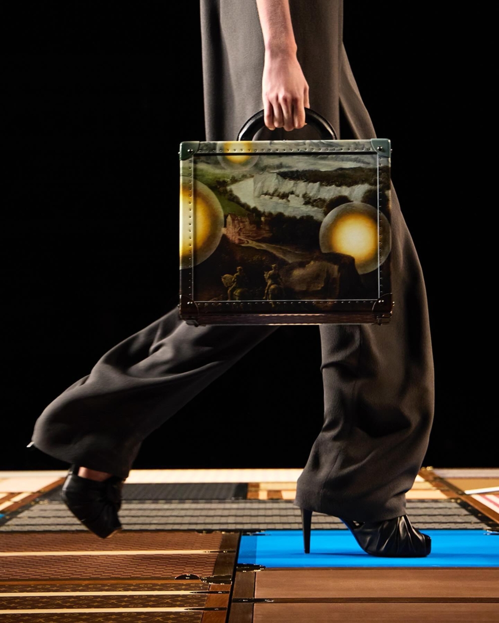 以法國當代藝術家Laurent Grasso的作品為主題的手提箱