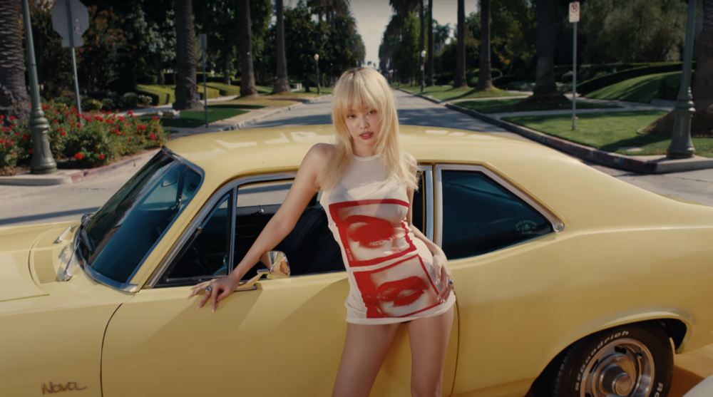 Jennie一頭金髮和Jean Paul Gaultier的透膚印花連身裙