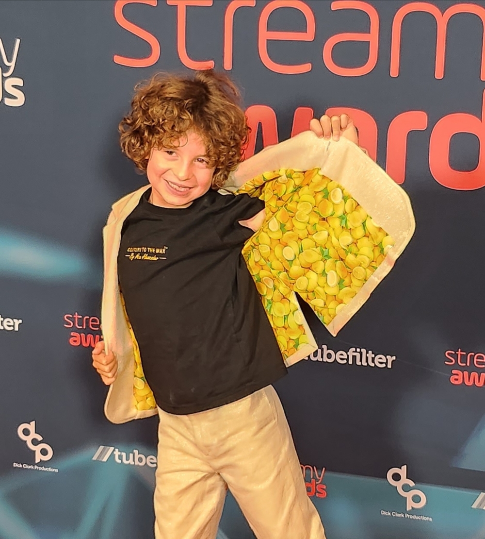 Max開始他的創作之路,先從學習縫紉技巧開始,接著設計、裁剪