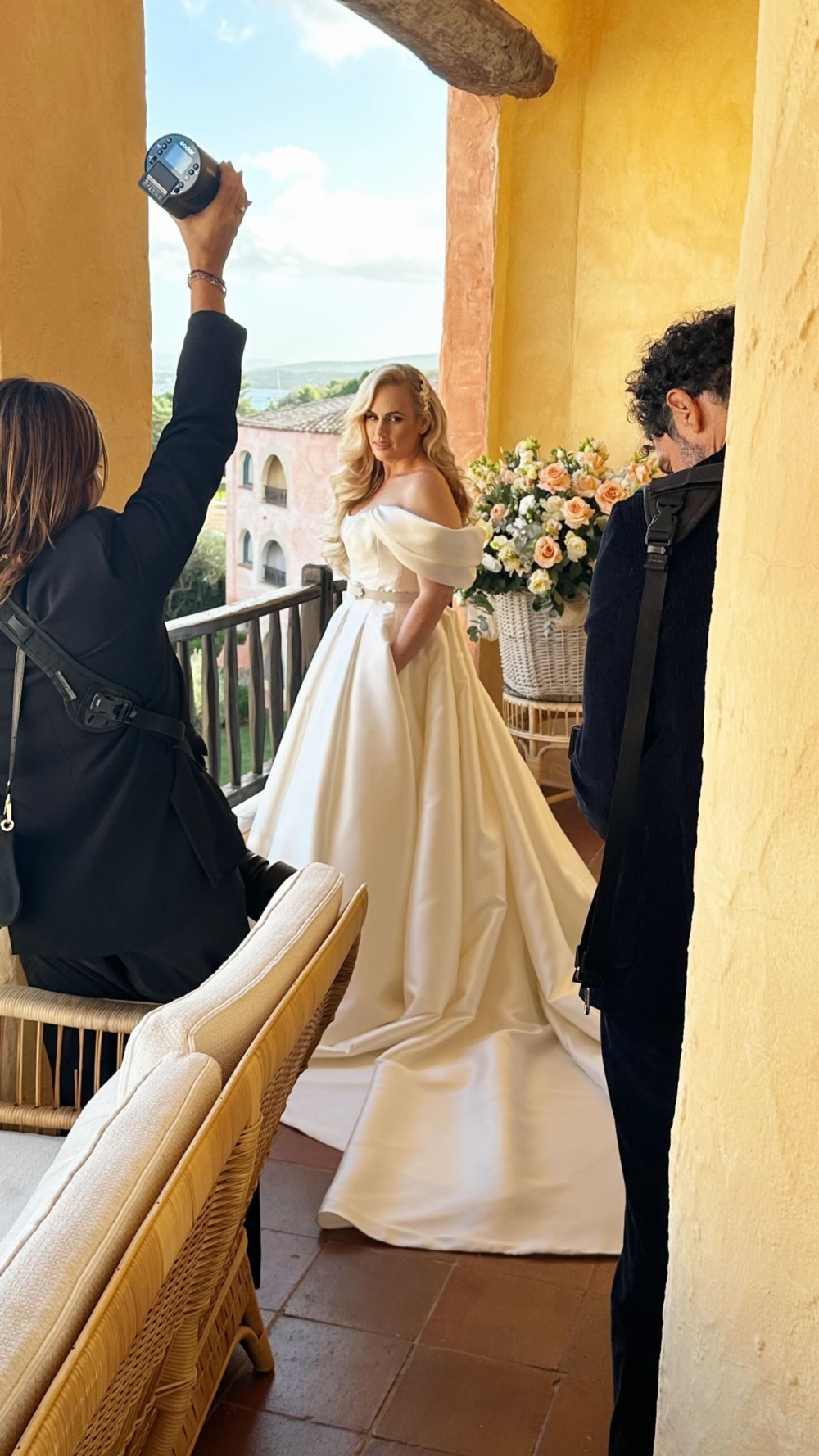 兩人在義大利Sardinia完婚