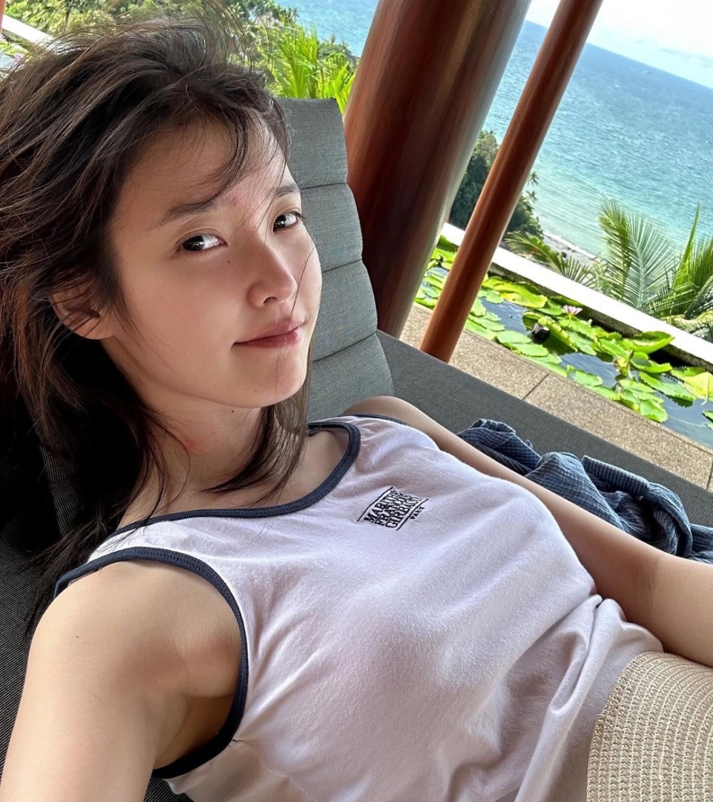 IU用一輯素顏相告訴你：她的肌膚有幾好！