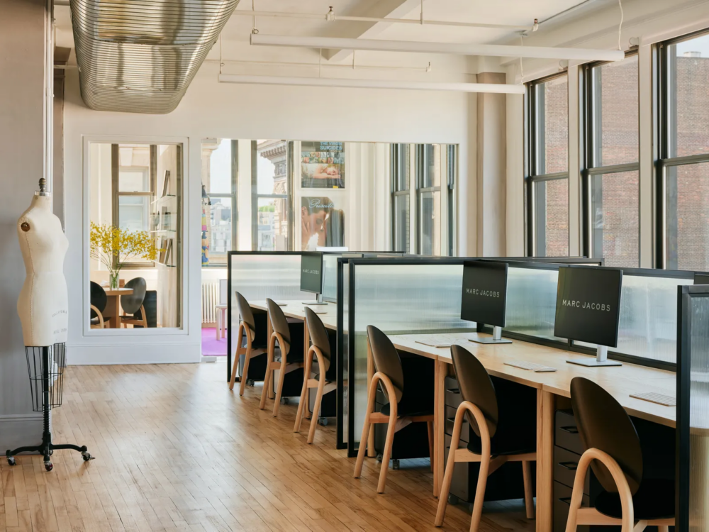 利用了曼哈頓天際線的光線和景觀。