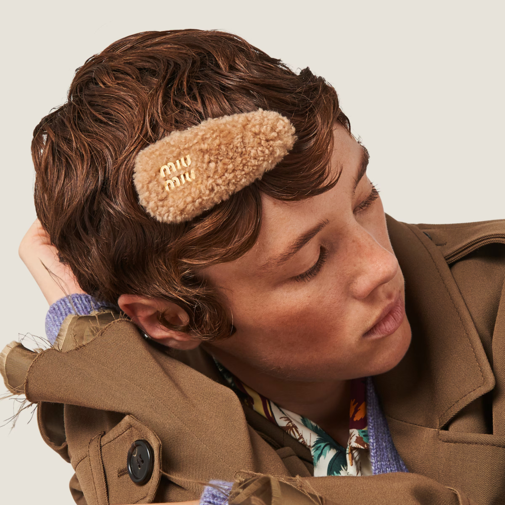 本季Miu Miu亮相秋冬復古的髮飾。