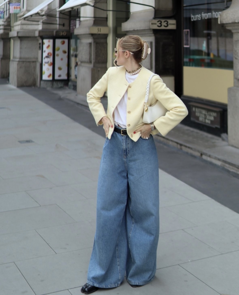 博主Valeria利用短版西裝外套搭配牛仔褲。