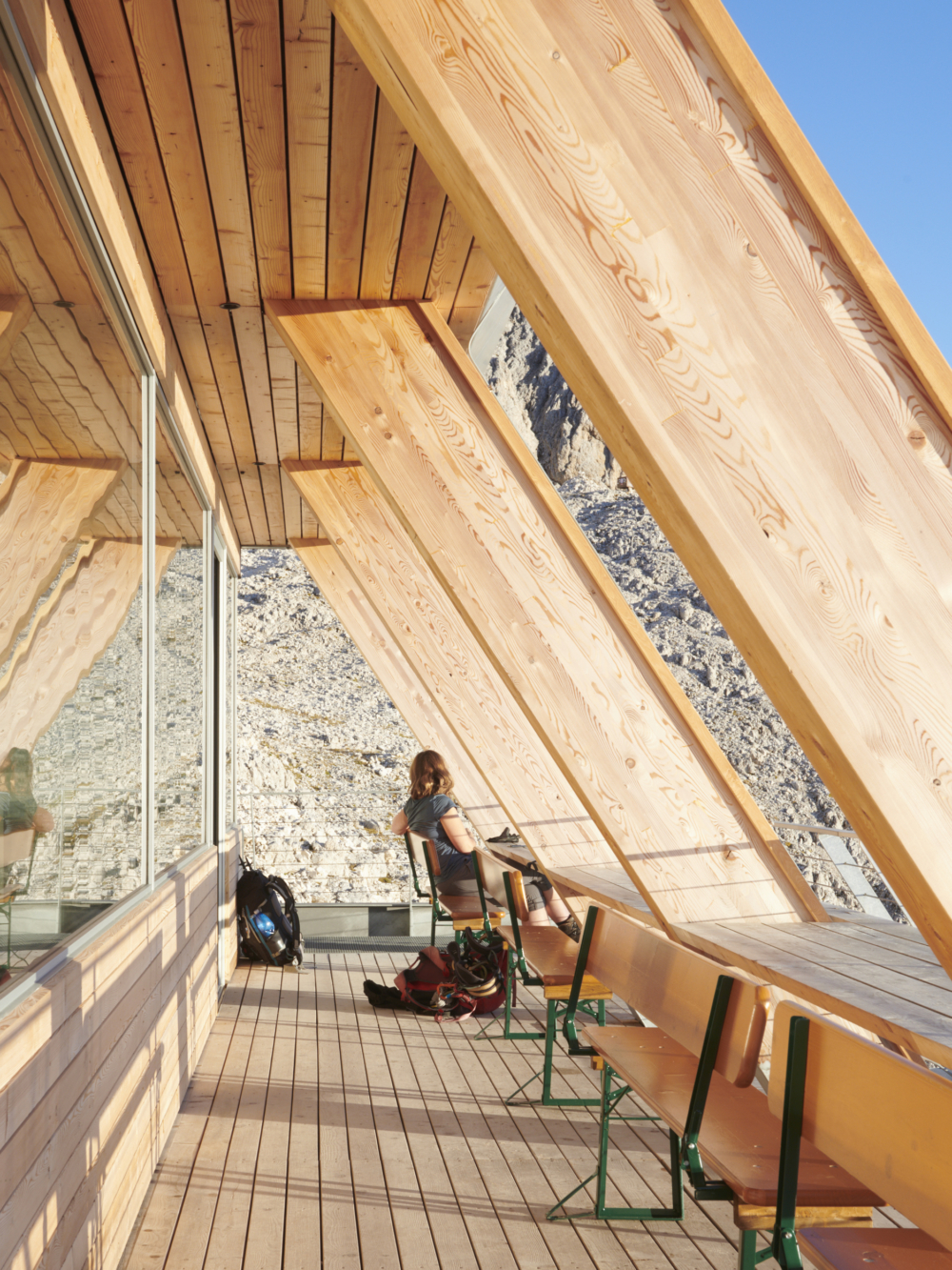 山屋內部的結構則完全由雲杉木製成，保留材料原始的美感