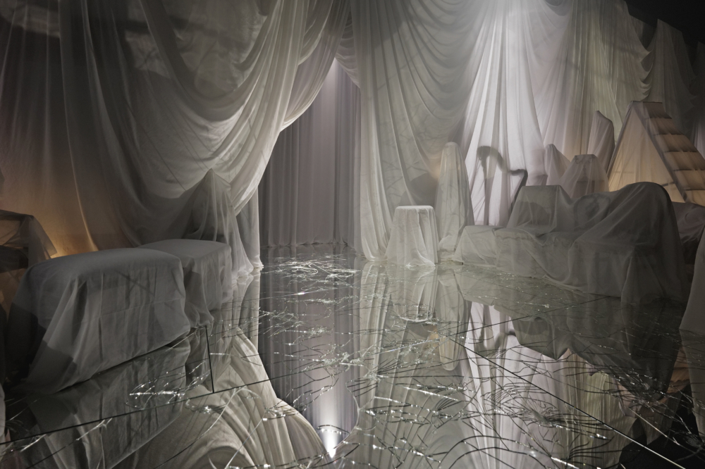 昏暗的燈光隱隱可以看見地板鋪上破碎的鏡子，像是走進某人廢棄已久的豪宅