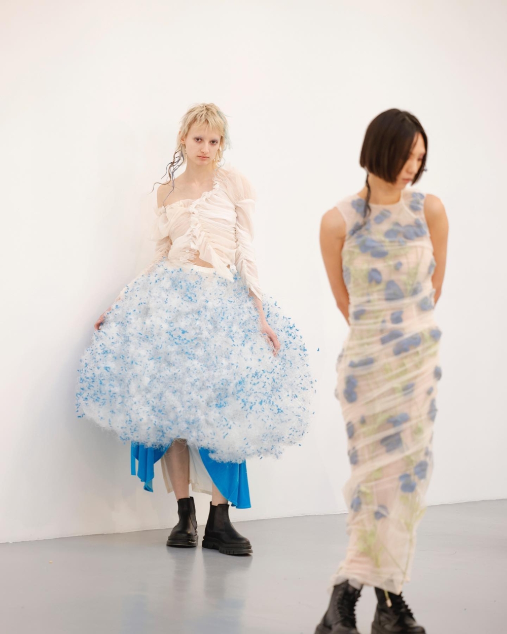 Caroline Hu常常使用多層次的紗、刺繡和流動感來創造夢幻般的服裝效果