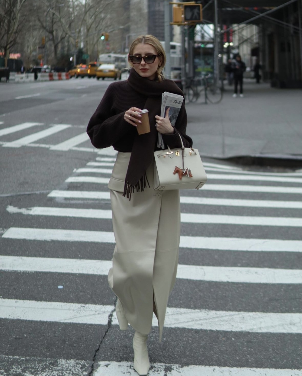 挺直剪裁的西裝裙融入於正式場合。