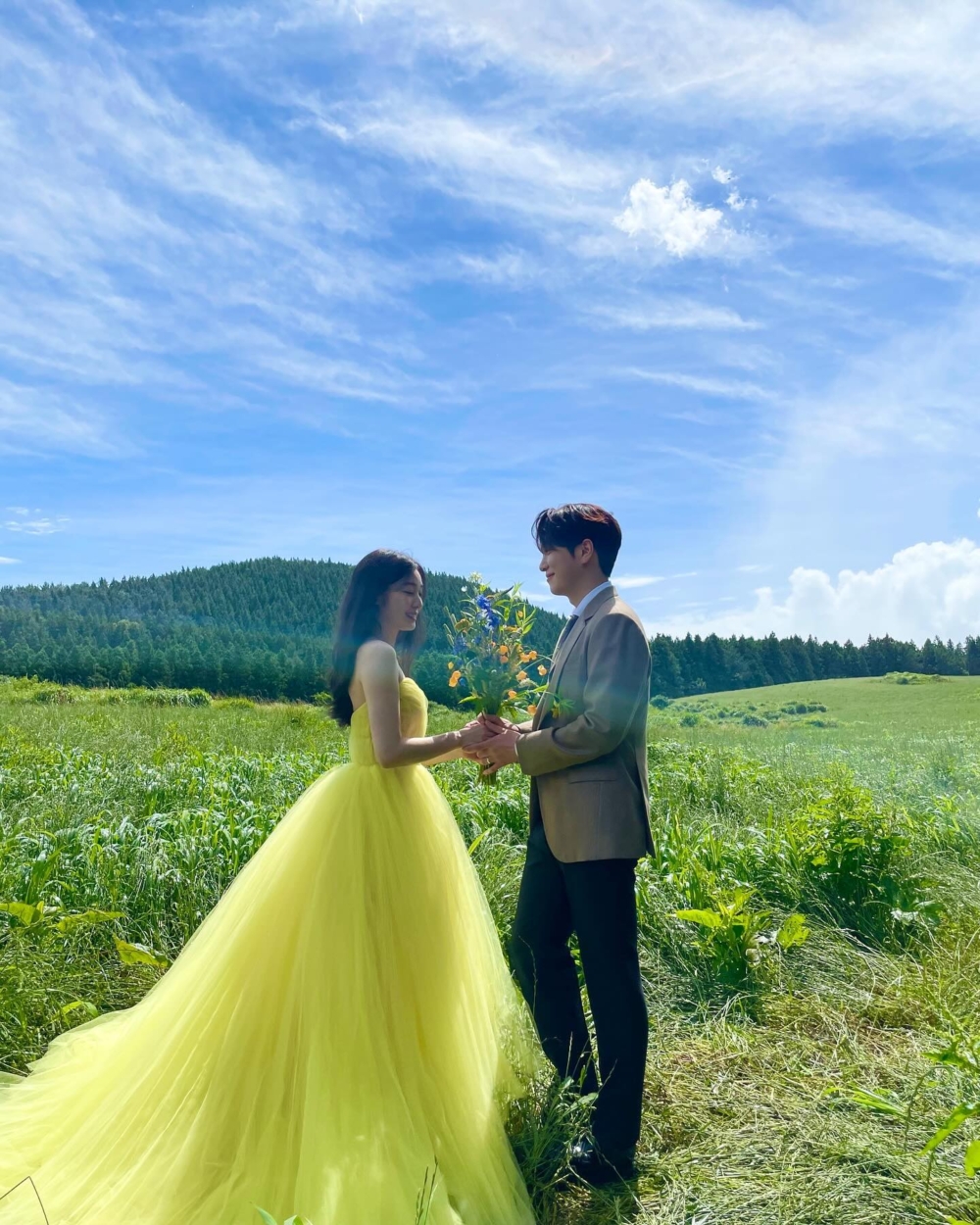 一襲Oscar de la Renta的黃色浪漫紗裙