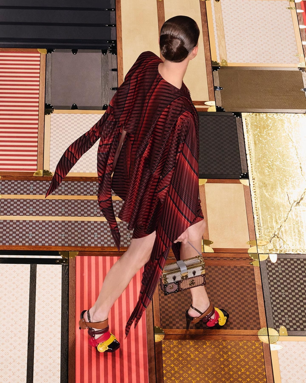 拼接箱袋似在呼應秀場的拼接行李箱