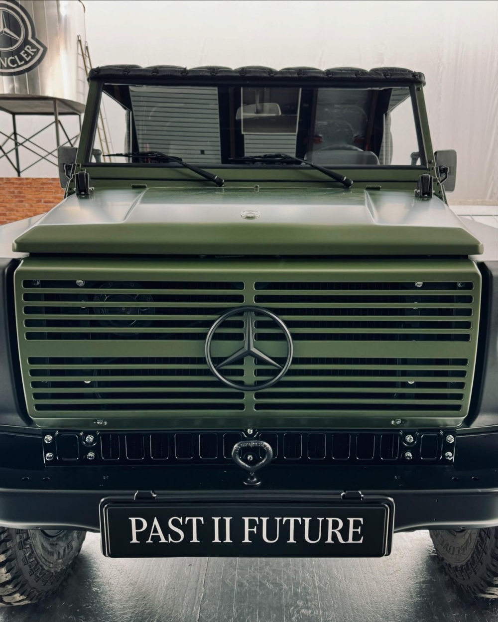 車身灰綠色的主色調結合啞光質感