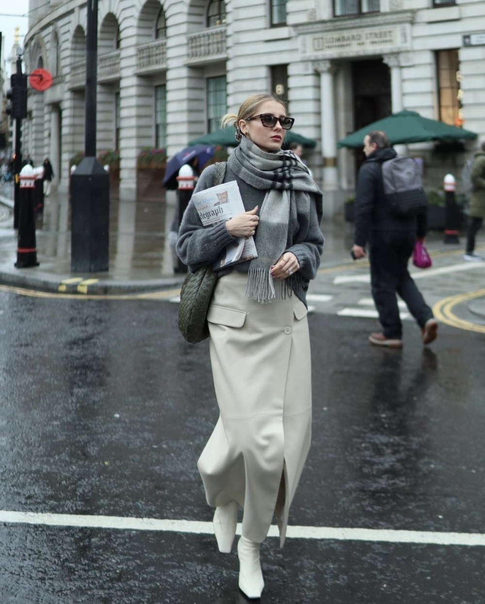 穿出落落大方的俐落姿態。