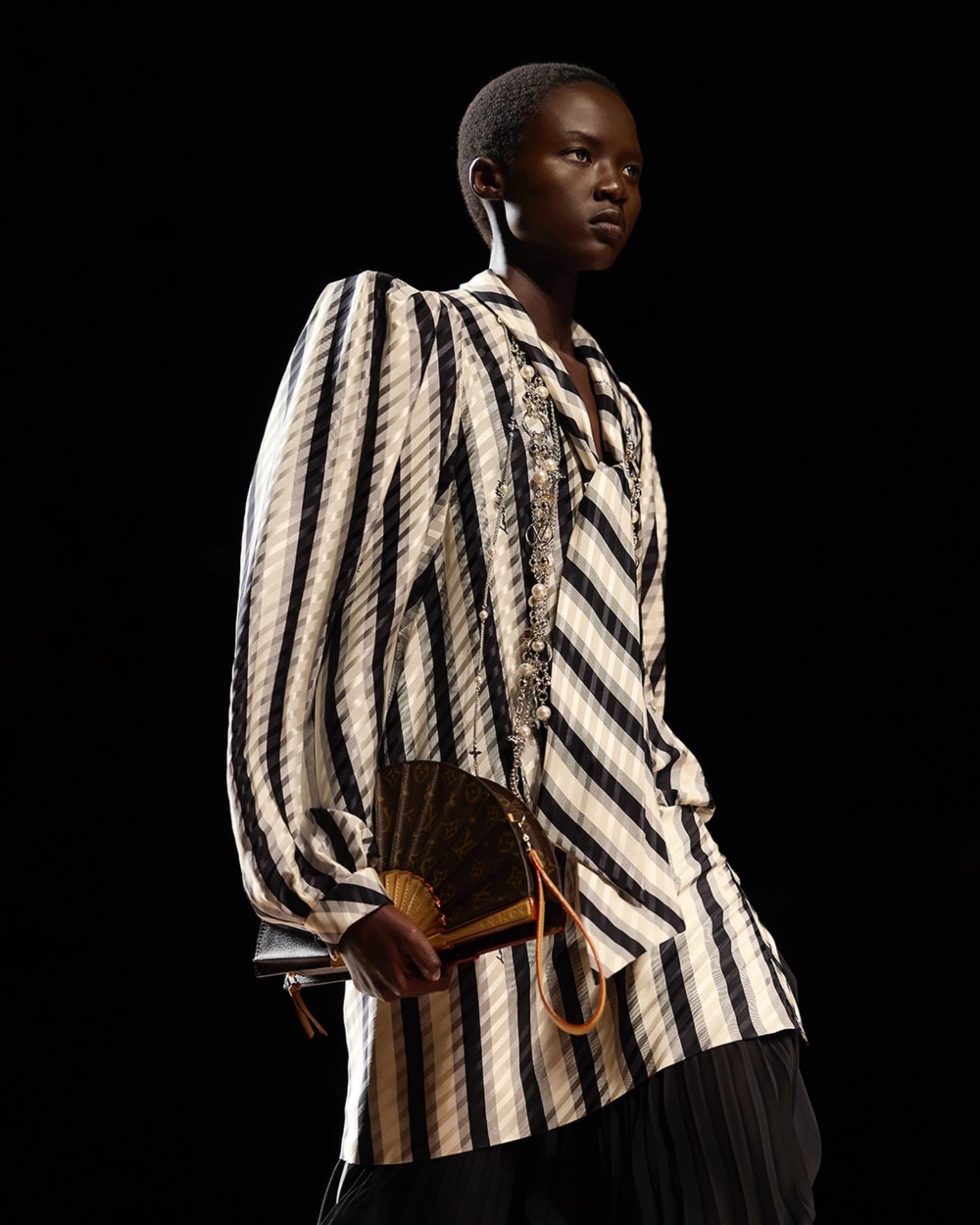 扇形手拿包別有一番時髦風格