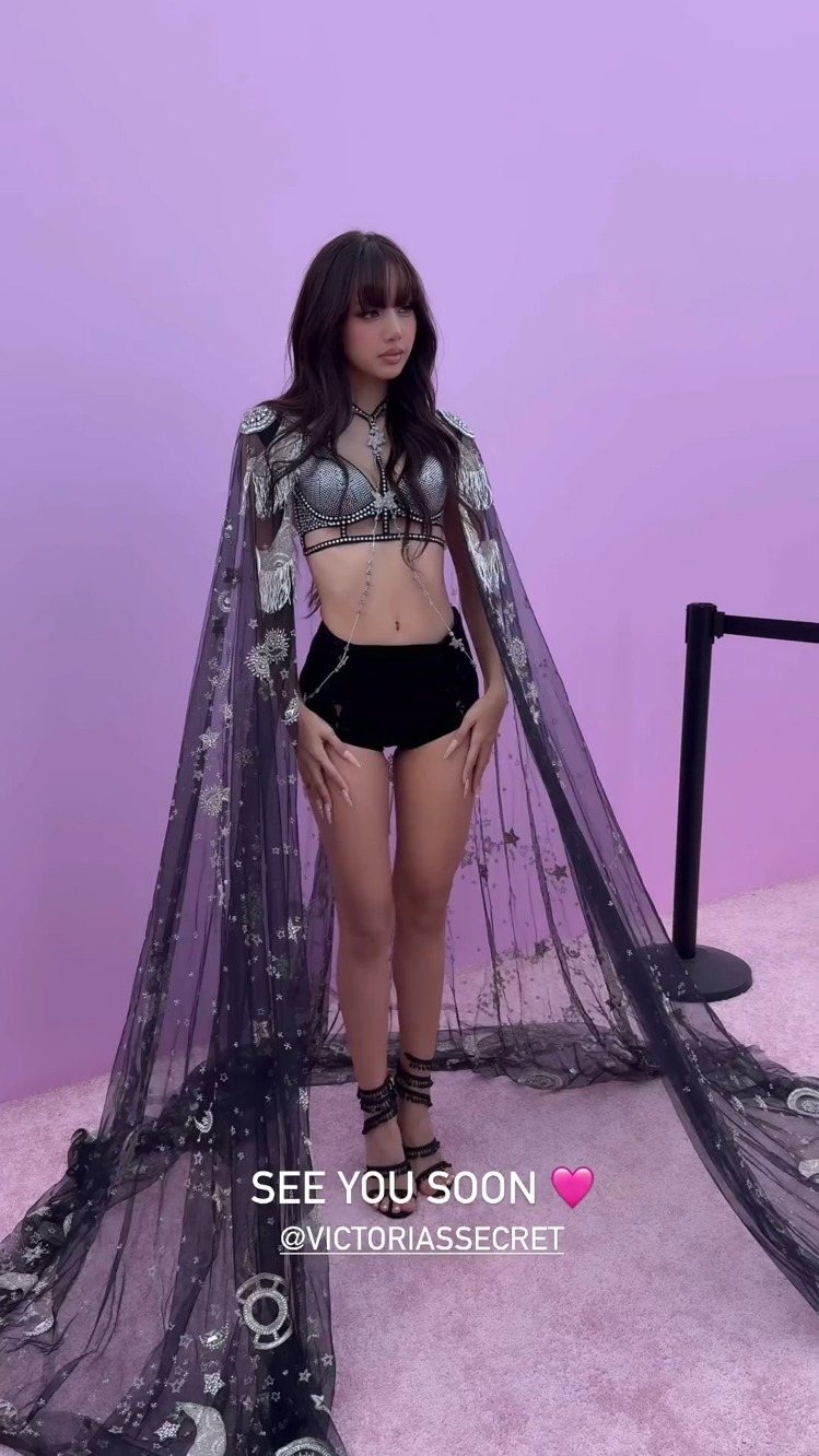 Lisa化身暗黑維密天使開唱