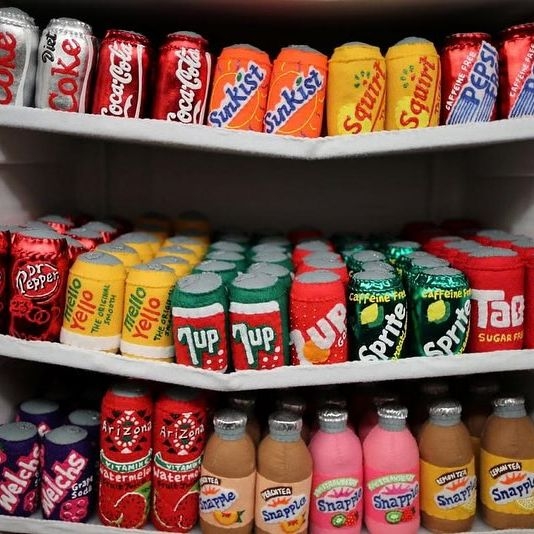 Lucy Sparrow曾推出羊毛氈版本的藥局、廚房、海鮮攤販...等而大受歡迎