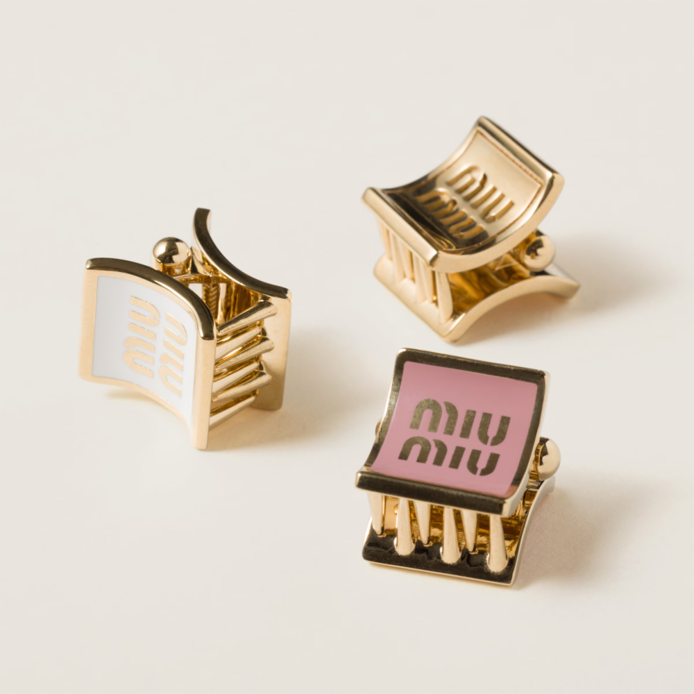 經典的Miu Miu品牌標誌引人注目。