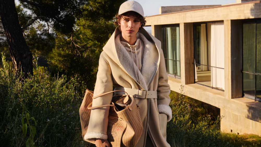 探索全新Neverfull Inside Out手袋系列。