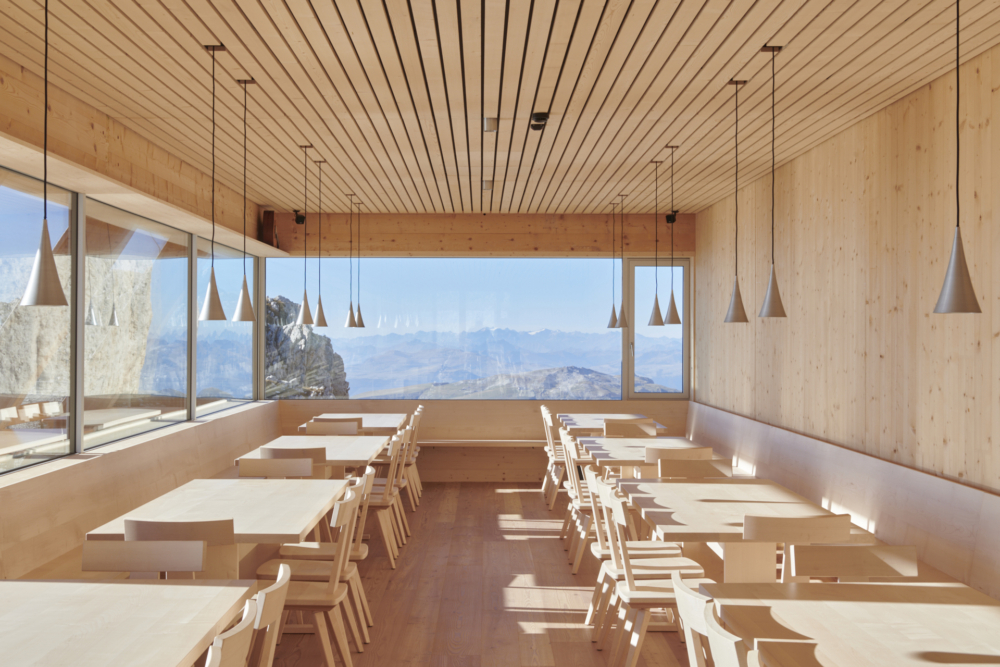 酒吧和用餐區沐浴在溫暖的光線中