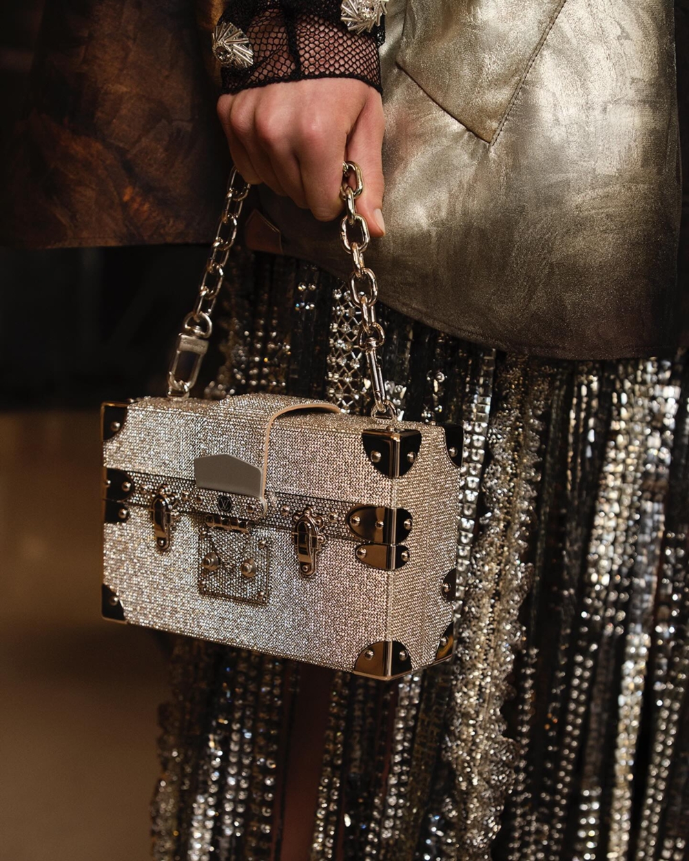 秀場上的各種箱形手袋也很引人注目