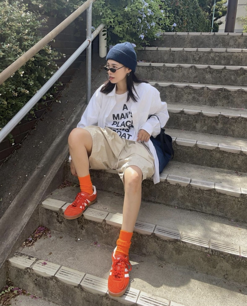 呈現復古的少年感，熱愛舒適造型。