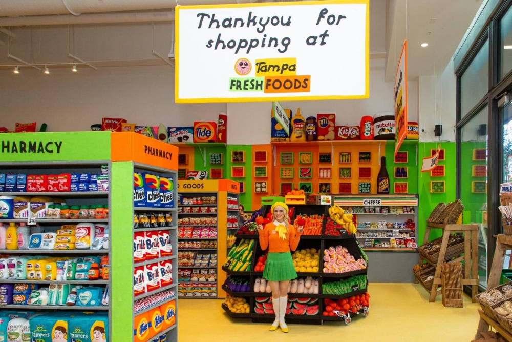 Lucy Sparrow曾推出羊毛氈版本的藥局、廚房、海鮮攤販...等而大受歡迎