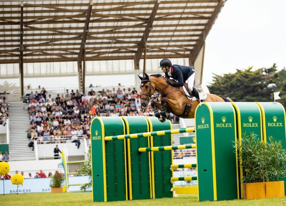 Harry的職業生涯成就斐然，參加過多場國際比賽，展現出穩定的表現和卓越的馬術技藝