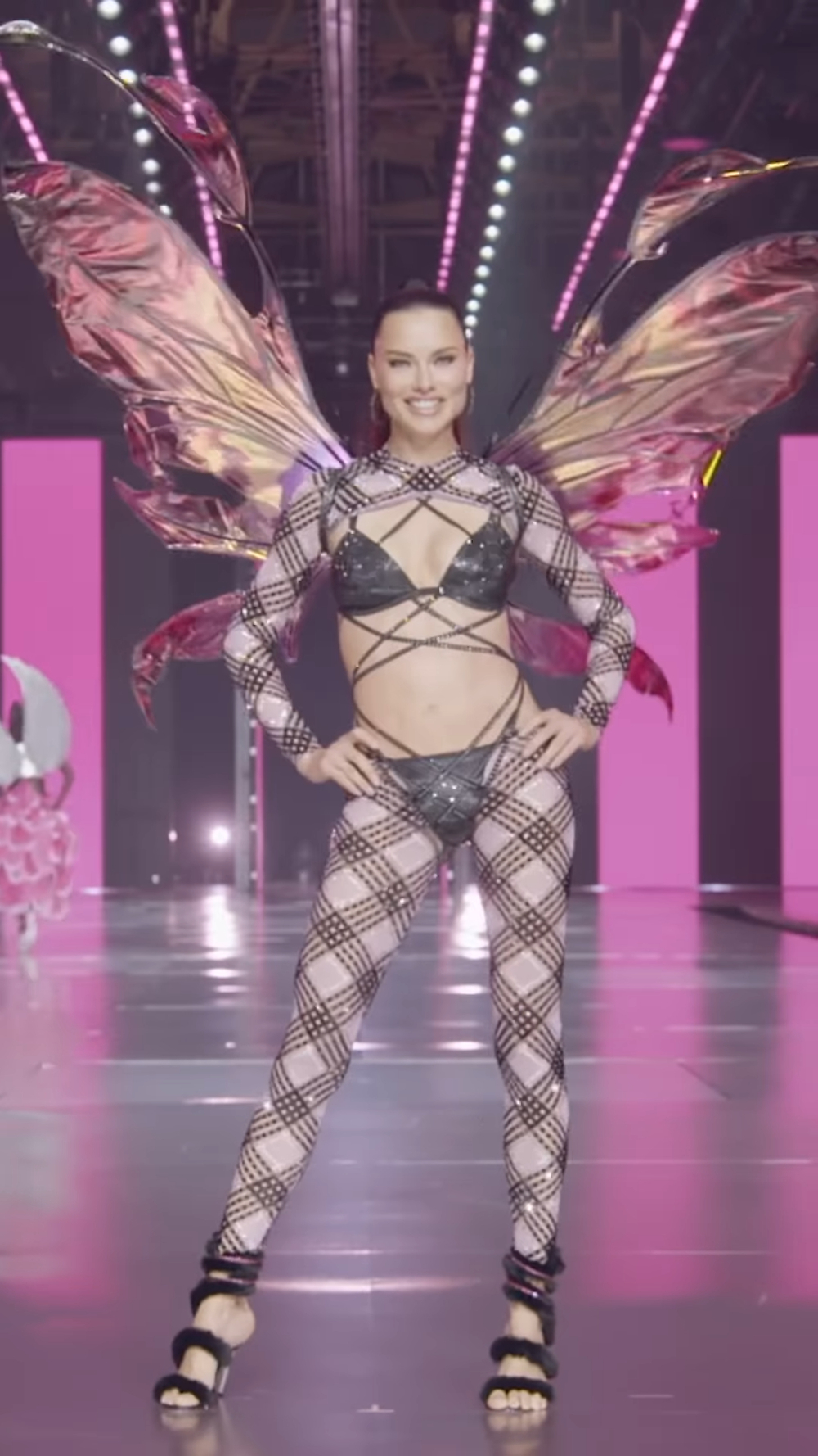 Adriana Lima再次戴上翅膀