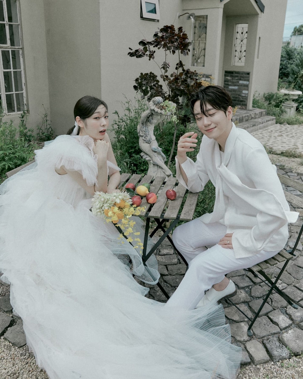 富有層次感的婚紗設計又營造了一種截然不同的華麗感