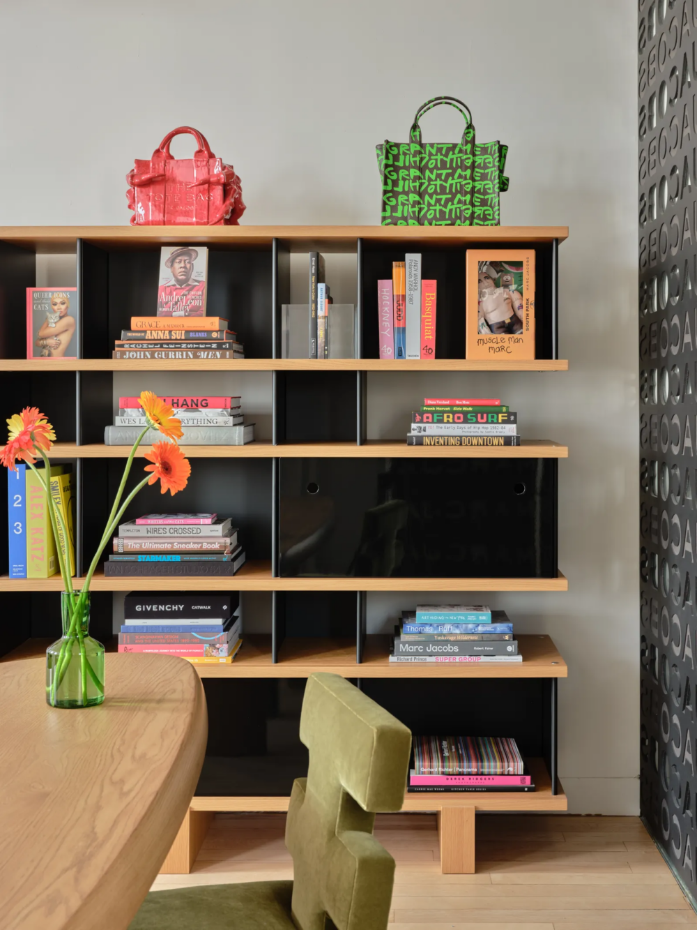 專屬設計的桌椅，還有時尚書籍、新鮮花卉等。