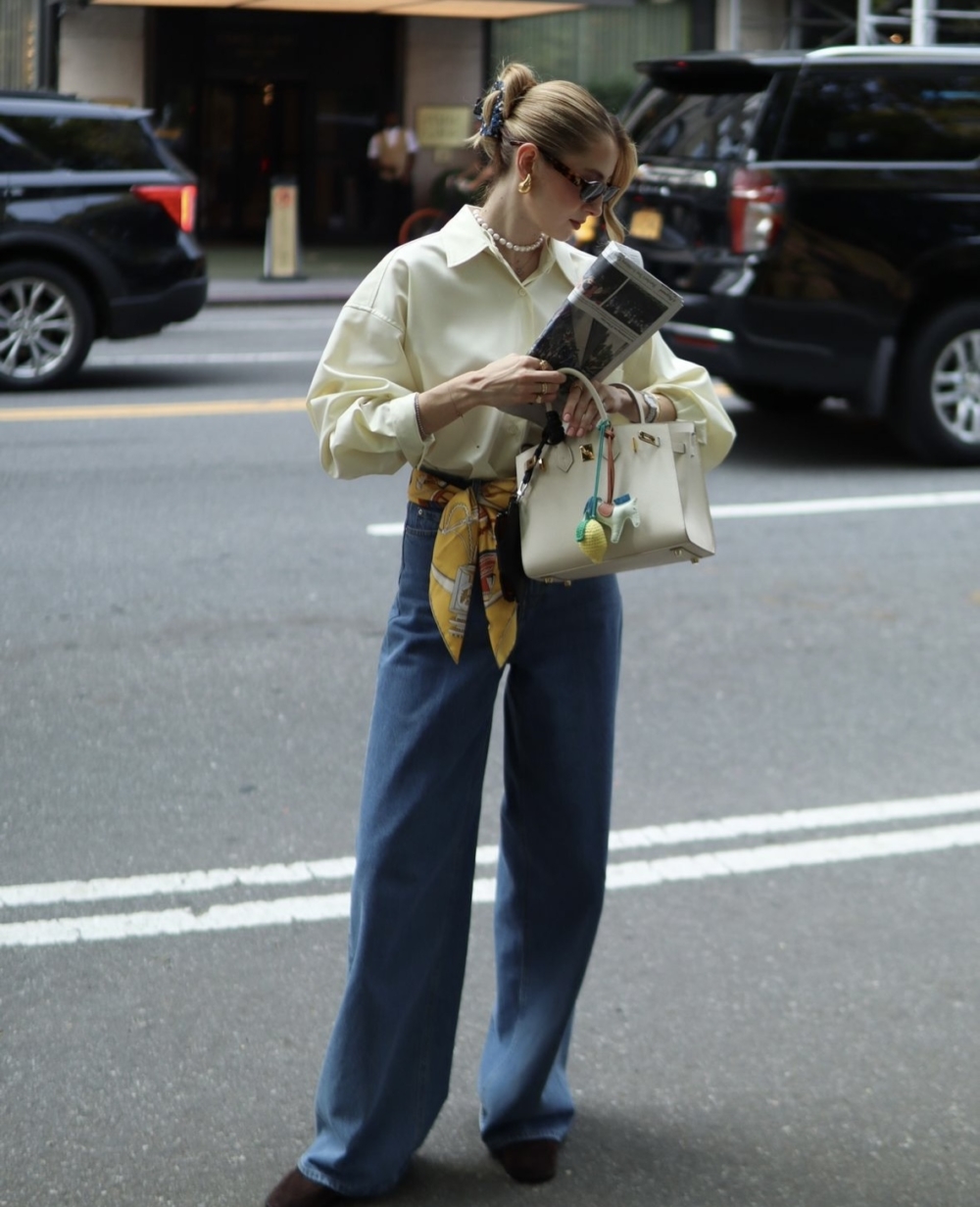 選一件亮色系的黃色襯衫也相當合適。