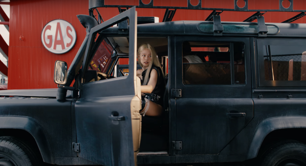 Jennie身穿Acne Studios皮革連體衣、Paris Texas黑色長靴