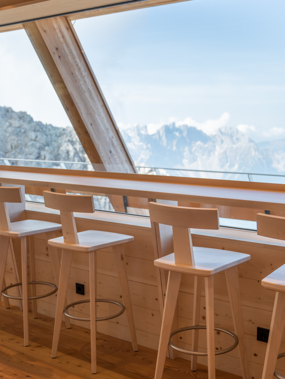 山屋的亮點之一就是低層建築周圍巨大的玻璃帷幕