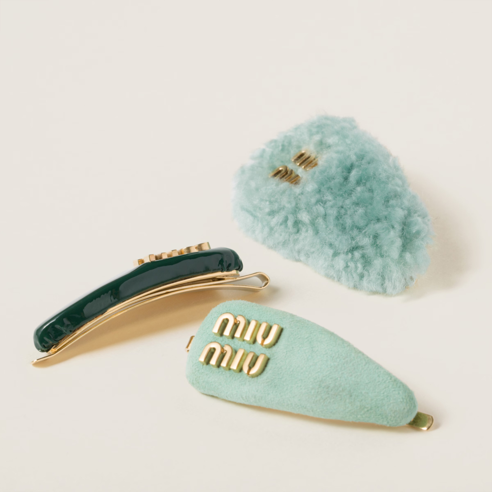 髮夾套裝分別以皮革、麂皮及羊毛製作。