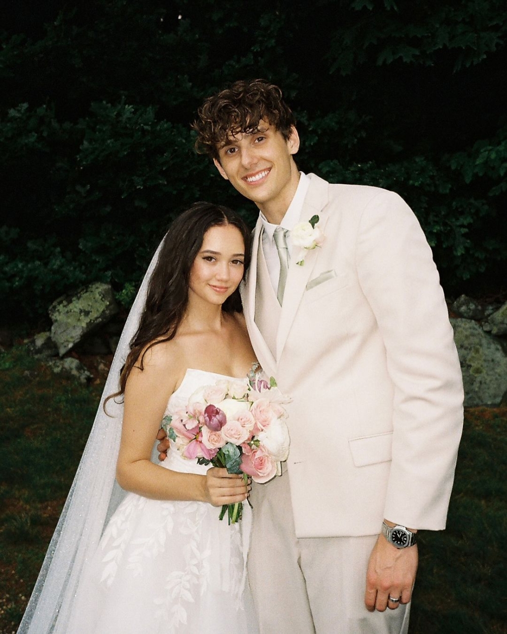 JVKE近日在Instagram上發布和新婚妻子的照片