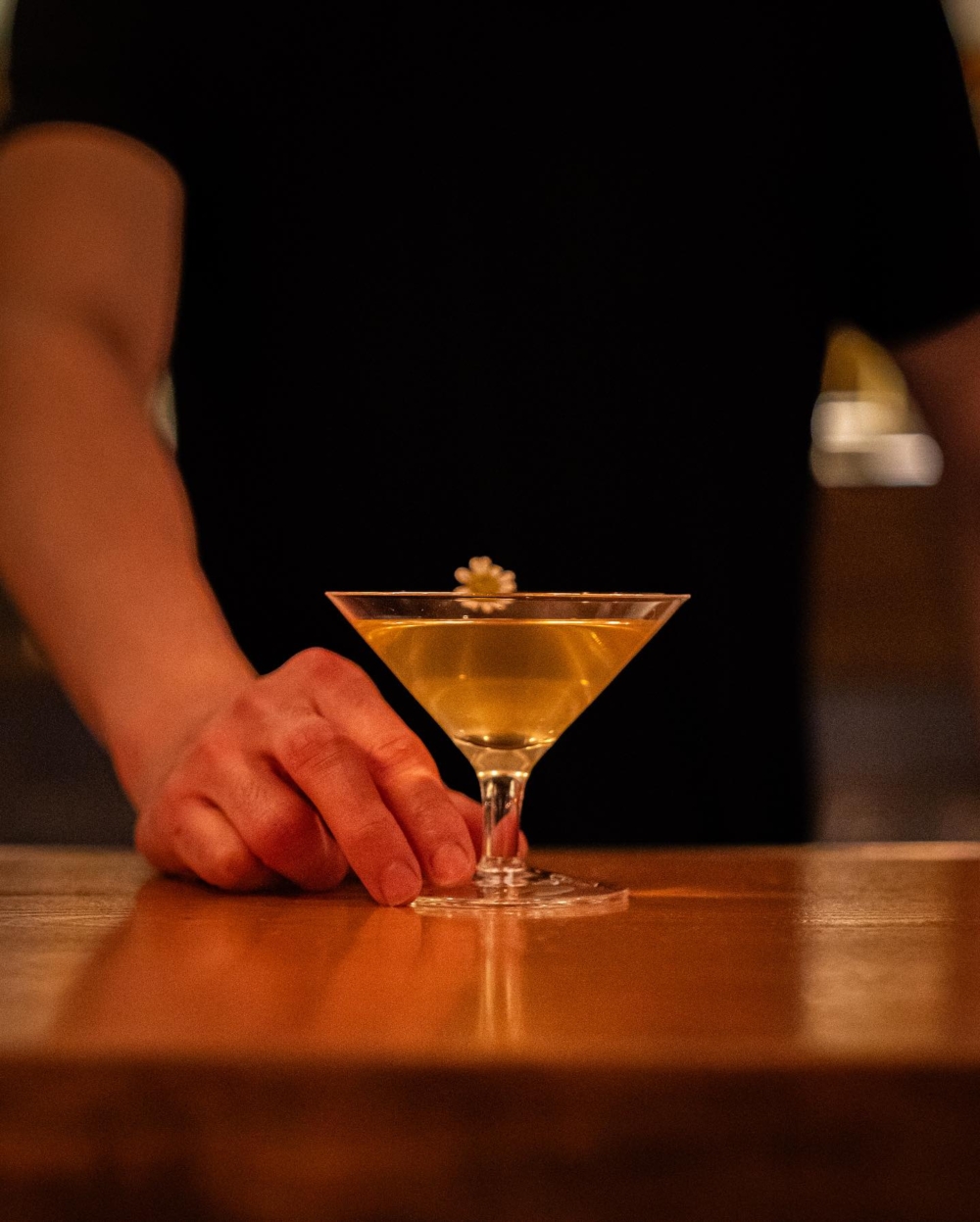 Coa的設計風格極具個性，以低調的工業風與粗獷的木質裝潢營造出墨西哥的神秘氛圍