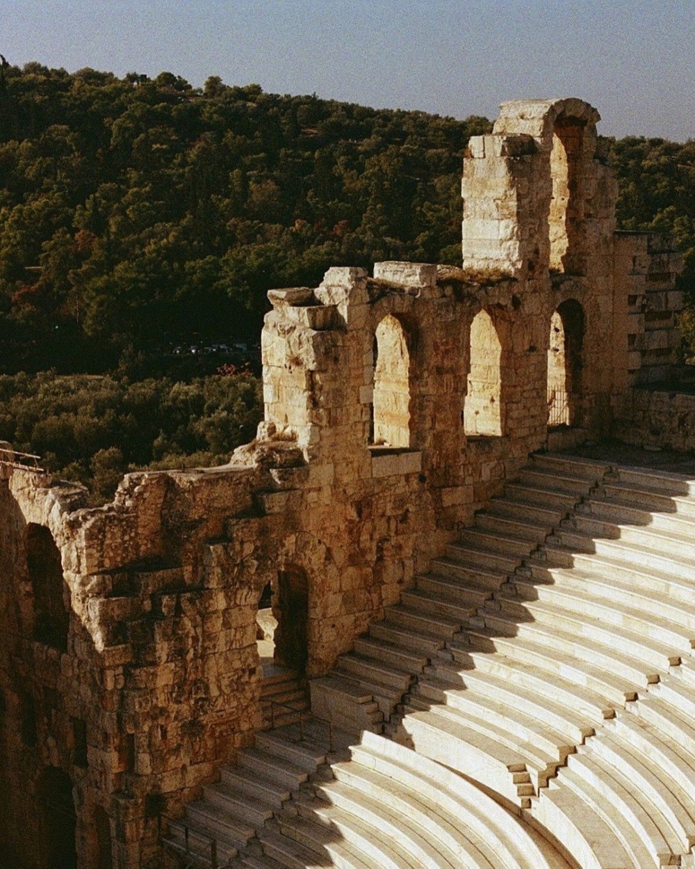 由於度假村距離雅典市中心僅短短的車程客人可以輕鬆前往著名的歷史古蹟
