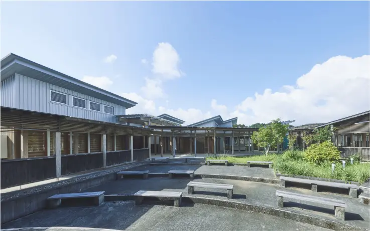庭院被教學大樓包圍著,可以用作用餐空間或燒烤空間