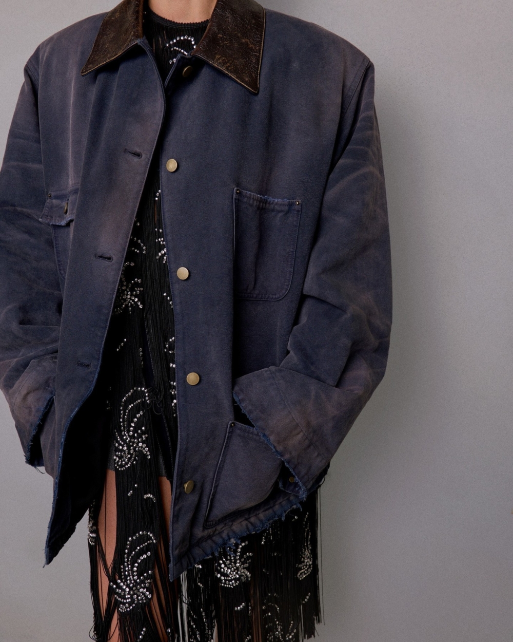 Prada搭配及膝長裙與寬皮帶的造型