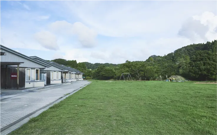 教學大樓前面的大操場,可以自由地玩耍奔跑、接球等