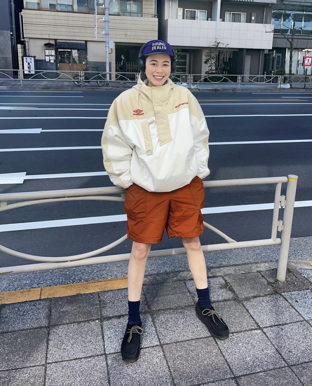 利用寬鬆剪裁的版型打造出輕鬆休閒的中性風格。