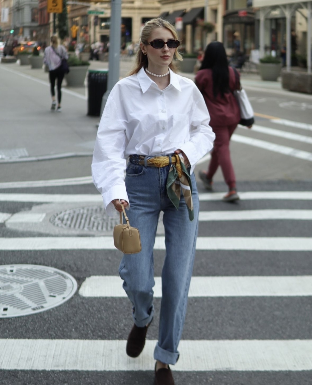 清爽的襯衫與丹寧材質的長褲。