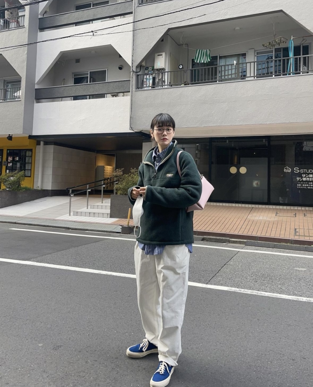 簡約的大翻領充滿了復古優雅的氣場。