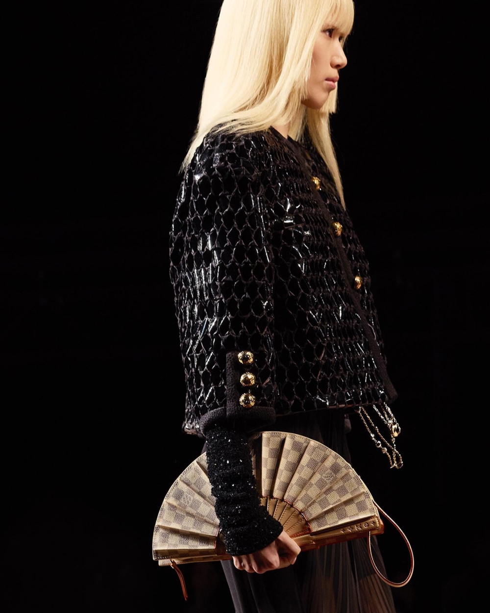 以棕色皮革拼接Monogram老花皮革或淺色棋盤格的扇形手提袋