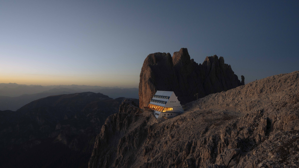 Santnerpass山屋矗立於The Rosengarten group的自然公園中