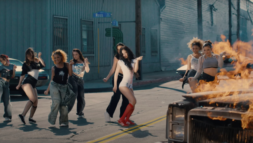 Jennie選擇adidas Originals的紅色HANDBALL SPEZIAL